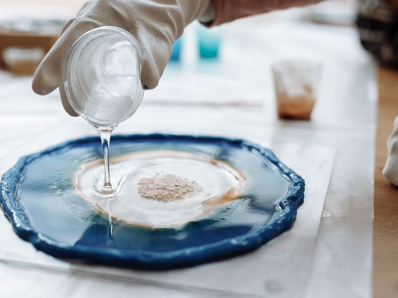 Colata di resina trasparente su una base blu a forma di geode
